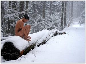 nuda tra la neve